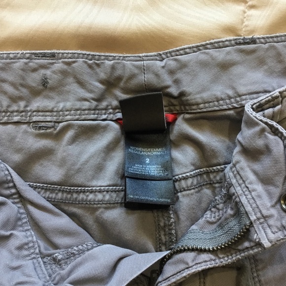 EUC The North Face shorts, size 2 - Picture 3 of 7